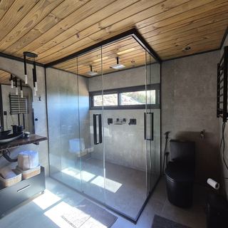 Banheiro com box de vidro