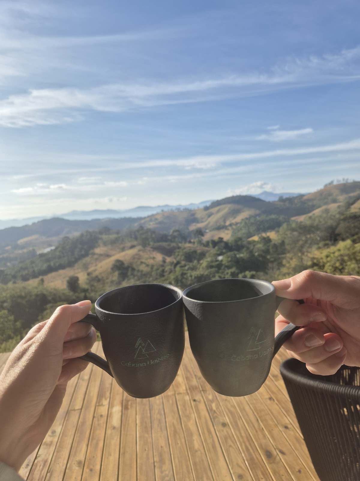 Duas canecas de café com a Serra da Mantiqueira ao fundo